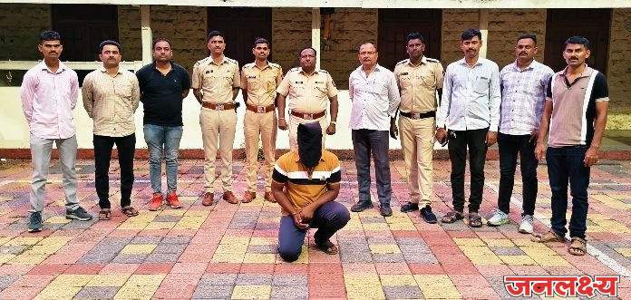 पुण्यातील मोक्का गुन्ह्यातील फरारी आरोपी अक्षय मरकड आणि विकी भोसले यांच्या पाथर्डी पोलिसांनी मुसक्या आवळल्या