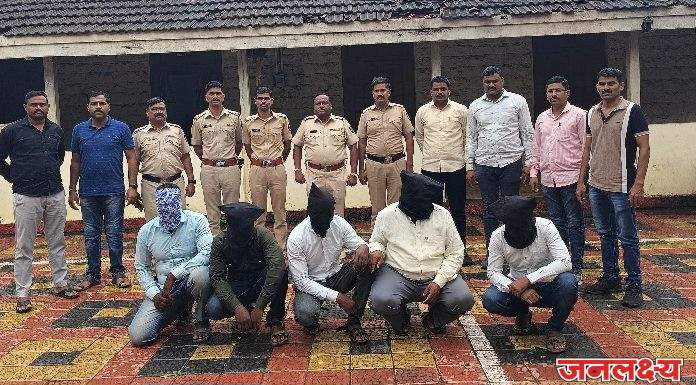 मांडवे येथे सोलर कंपनीच्या कर्मचाऱ्यांना मारहाण करून मोबाईल हिसकावून घेऊन प्लॅंटची तोडफोड करणाऱ्या पाच आरोपींना (बाराच्या भावात) पोलिस कोठडी