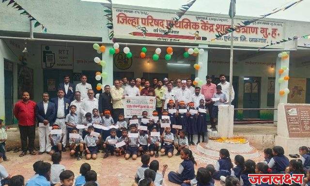 उत्राण गु.ह. येथील २०० विद्यार्थ्यांना मोफत अपघाती विमा कवचाचे संरक्षण