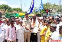 आत्महत्या ग्रस्त कर्जबाजारी शेतकऱ्यांनी “धनवंतांनी अखंड पिळले,धर्मांधांनी तसेच छळले,मगरीने जणू माणिक गिळले,चोर झाले साव”हे लोकशाहीर अण्णाभाऊ साठे यांचे कवण म्हणून विष प्राशन करीत आपले जीवन संपविले