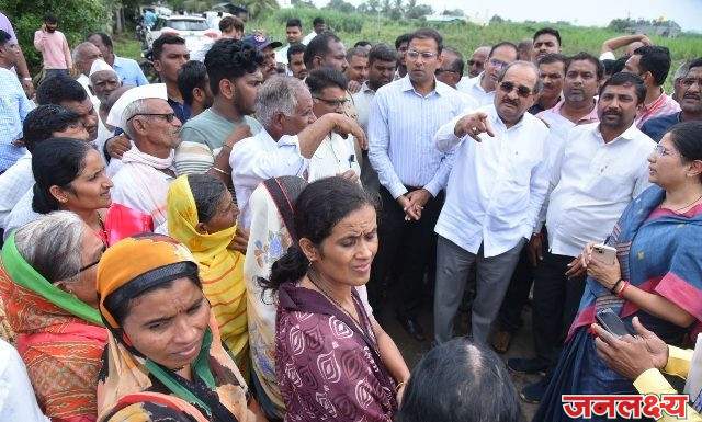 माजीमंत्री तनपुरे, पालकमंत्री विखे, खासदार लंके यांचा एकाच वेळेस शेवगाव पाथर्डीतील पुरग्रस्त भागाचा नुकसान पाहणी दौरा