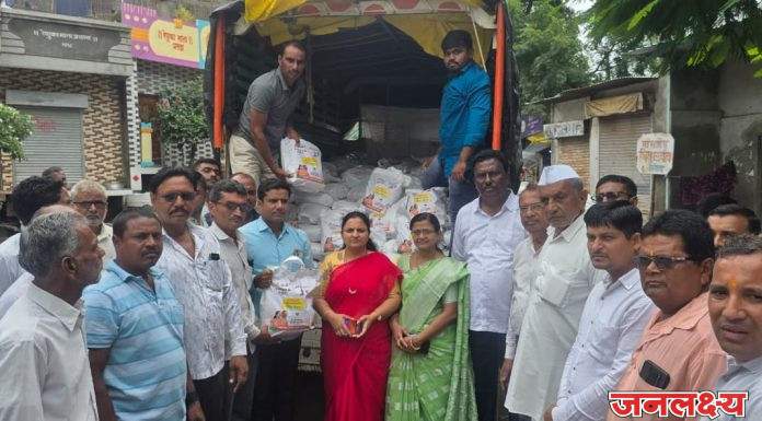 सामाजिक बांधिलकीचे दर्शन… एक हात मदतीचा! मा. वैशालीताई सुर्यवंशी यांच्याकडून आपत्तीग्रस्तांना शिधावाटप