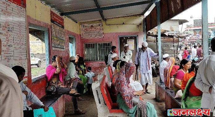 सोयगाव एस.टी. बसस्थानकावरील कॅन्टीन ‘आर्थिक व्यवहार केंद्र’!महिला प्रवाशांची कुचंबना, प्रशासन झोपेत