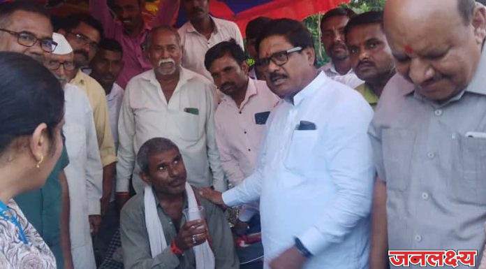 गट नोंद दुरुस्तीच्या मागणीसाठी प्राणांतिक उपोषण, खासदार कल्याण काळेंच्या हस्ते शेवट