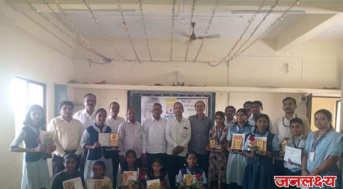 चोपडा येथील ऑक्सफर्ड इंग्लिश मीडियम स्कूलच्या विद्यार्थीनींचे वक्तृत्व स्पर्धेत उल्लेखनीय यश