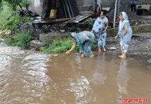 सोयगावात मुसळधार पावसामुळे सोना नदीला महापूर; महिलांकडून नंदी मायची भक्तिभावाने पूजा