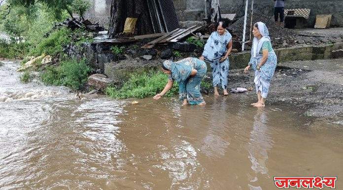सोयगावात मुसळधार पावसामुळे सोना नदीला महापूर; महिलांकडून नंदी मायची भक्तिभावाने पूजा