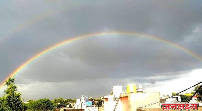 मोरपंखी रंगात नटलेली निसर्गाची किमया; नवरात्रीच्या आठव्या दिवशी इंद्रधनुष्याचे अद्भुत दर्शन