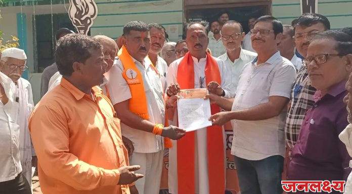 शिवसेनेचे धरणे आंदोलन : शेतकऱ्यांना तात्काळ कर्जमाफी व प्रति हेक्टरी ₹५० हजार मदतीची मागणी