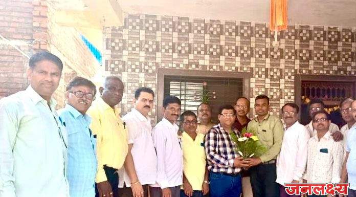 वर्गमित्रांची एकत्र भेटीतून दिल्या दिवाळीच्या शुभेच्छा