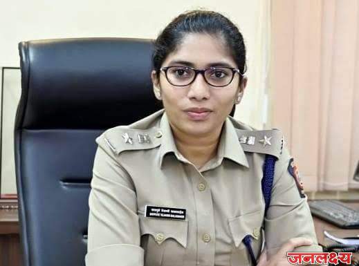 डॉ संपदा मुंडे यांचा जन्म बीड जिल्ह्यातील,मृत्यू झाला सातारा जिल्ह्यातील फलटण येथे आणि त्याचा तपास आला अहिल्यानगर जिल्ह्यातील पाथर्डी तालुक्यातील साकेगाव येथील तेजस्विनी सातपुते यांच्या कडे