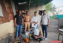 पाथर्डी नगर पालीका निवडणुकीच्या पार्श्वभूमीवर माळी बाभुळगावात सुखदेव तिजोरे च्या हातभट्टीवर पोलिसांचा छापा