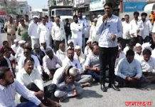 सत्तेची मस्ती असलेल्या राष्ट्रवादीच्या आमदाराने शेतीसाठी विजेची समस्या मांडणाऱ्या शेतकऱ्यांच्या मुस्काटात मारली, आमदाराने माफी मागावी म्हणून शेतकऱ्यांनी संताप व निषेध व्यक्त करत कोल्हार-घोटी हा महामार्ग अडवला