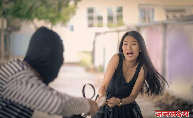 बायकोने घटस्फोटाची नोटिस पावल्याच्या कारणावरुन तीचे अपहरण करून गळा दाबून जीवे ठार मारण्याचा प्रयत्न करणाऱ्या आरोपींच्या पोलिसांनी मुसक्या आवळल्या