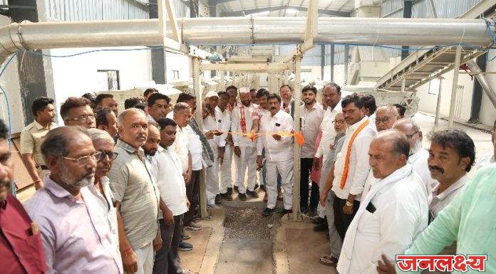 कापूस उत्पादक शेतकऱ्यांसाठी दिलासादायक पाऊल कंकराळा (ता. सोयगाव) येथे सीसीआय खरेदी केंद्राचा आमदार अब्दुल सत्तार यांच्याहस्ते शुभारंभ