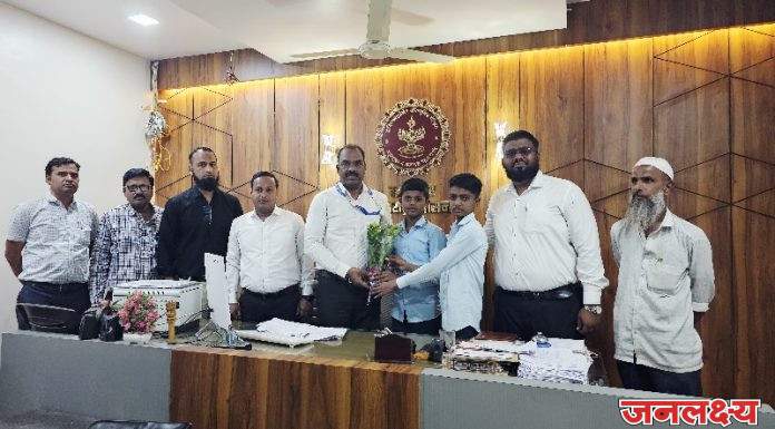 उर्दू विद्यार्थ्यांच्या प्रामाणिकपणाची तहसीलदार आणि पोलीस प्रशासन कडून प्रशंसा