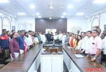 महाराष्ट्र राज्य महसूल अधिकारी व कर्मचारी समन्वय संघाच्या वतीने मा महसूल मंत्री महोदय यांनी निलंबित केलेल्या उपजिल्हाधिकारी, तहसीलदार, मंडळ अधिकारी यांचे निलंबन मागे घेण्याबाबत तसेच प्रलंबित मागण्यांबाबत कामबंद करणेकामी नोटीस