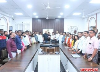 महाराष्ट्र राज्य महसूल अधिकारी व कर्मचारी समन्वय संघाच्या वतीने मा महसूल मंत्री महोदय यांनी निलंबित केलेल्या उपजिल्हाधिकारी, तहसीलदार, मंडळ अधिकारी यांचे निलंबन मागे घेण्याबाबत तसेच प्रलंबित मागण्यांबाबत कामबंद करणेकामी नोटीस