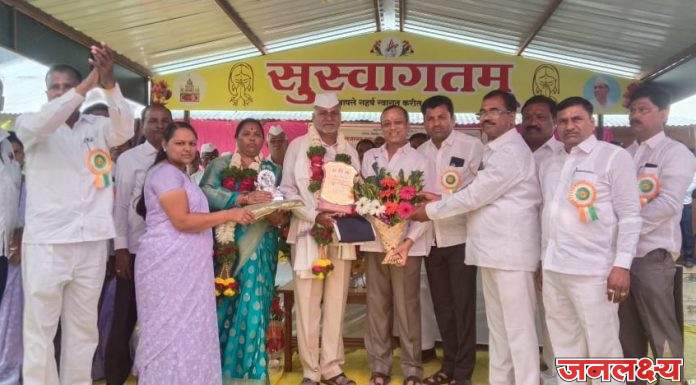 आव्हाणे येथील गजानन माध्यमिक विद्यालयात शेषराव आव्हाड सर व सौ कमल आव्हाड यांचा सेवापुर्ती सोहळ्या निमित्त सपत्नीक सन्मान सोहळा संपन्न