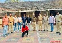 पाथर्डी पोलिसांनी खांडगाव रस्ता लुटीतील फरार आरोपींच्या कासार पिंपळगाव शिवारात मुसक्या आवळल्या