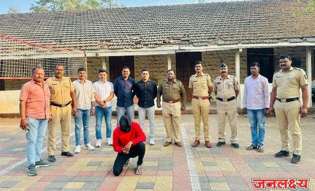 पाथर्डी पोलिसांनी खांडगाव रस्ता लुटीतील फरार आरोपींच्या कासार पिंपळगाव शिवारात मुसक्या आवळल्या