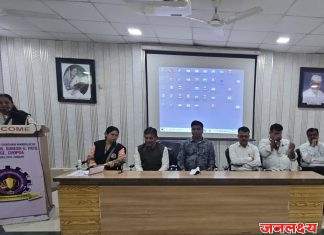 चोपडा महाविद्यालयात आत्मनिर्भर युवती अभियान प्रसंगी युवतीना कृषी व बँकिंग क्षेत्रातील संधींचे मार्गदर्शन