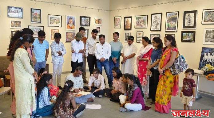 पाचोरा चित्रकला महाविद्यालयाच्या विद्यार्थ्यांचे ‘प्रवास कलेचा’ चित्रप्रदर्शनात चित्रकार श्याम कुमावत सरांचे प्रात्यक्षिक