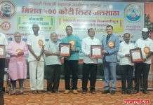 सामनेर येथील मिशन ५०० कोटी लिटर उपक्रमात कार्य करणाऱ्या गाव प्रमुख व शेतकऱ्यांचा चाळीसगाव येथे सन्मान