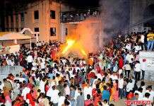 महाराष्ट्रातील पहिली होळी श्री क्षेत्र मढी येथिल कानिफनाथ गडावर पेटली भट्टीचा सण पारंपारिक पद्धतीने उत्साहात साजरा