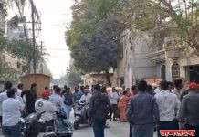 मुलगाच ठरला आईचा कर्दनकाळ? मुलाकडून आईचा खून, मृतदेहासोबत घेतले कोंडून पोलीसांनी घराचा दरवाजा तोडून तरुणाच्या मुसक्या आवळल्या!