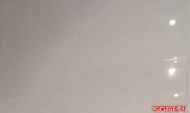 फाल्गुन दुर्गाष्टमी निमित्त पाथर्डीतील शंकर बाबा मठात शंकर गीता पारायण सोहळा संपन्न (सुनिल नजन “चिफब्युरो” स्पेशल क्राईम रिपोर्टर अहिल्यानगर जिल्हा) पाथर्डी शहरातील शंकर बाबा मठात आज दुर्गाष्टमी निमित्त शंकर गीता पारायण सोहळ्याचे आयोजन करण्यात आले होते.शंकरबाबा मठात आज सकाळ पासूनच अनेक कार्यक्रमाची रेलचेल होती.सकाळी ६ ते ७ या वेळेत बाबांच्या पादुकांचा महाअभिषेक, दुपारी बारा ते एक महाआरती, दुपारी एक ते तीन महाप्रसाद आणि ३ते६ या वेळेत शंकरगीता पारायण करण्यात आले. राज्य भरातून आलेल्या भाविक भक्तांनी या सोहळ्याचा लाभ घेतला.शहरातील आणि गावाकडील सर्व भाविक भक्त या सोहळ्यात मोठ्या संख्येने सहभागी झाले होते.आज अष्टमीच्या निमित्ताने भल्या पहाटे शंकर महाराज मठात नित्यपाठ , पादूका पूजन,श्रींची महापुजा व महाअभिषेक करण्यात आला.या पुजेचे पौरोहित्य अनंतदेवा कुलकर्णी यांच्या हस्ते करण्यात आले होते.तसेच महाआरती नंतर केडगाव येथील शंकर महाराज मठाचे मठाधिपती विजू महाराज केदारे यांच्या शिष्यगणा सह दुपारी 3 ते ६ या वेळेत शंकर गीतेचे पारायण करण्यात आले. या सोहळ्या साठी मुंबई,पनवेल , केडगाव , अहिल्यानगर नगर,छत्रपती संभाजीनगर , पुणे,येथिल भाविकांची उपस्थिती मोठ्या प्रमाणात होती. संपूर्ण दिवसभर शंकर महाराजाच्या नामाचा गजर करीत हा कार्यक्रम मोठ्या उत्साहात संपन्न झाला.केडगाव येथील भाविक भक्त महेश भंडारी परिवाराच्या वतीने महा प्रसादाच्या पंगतीचे आयोजन करण्यात आले होते. यावेळी परम पूज्य माधवबाबा महाराज यांनी भाविक भक्तांना उपदेश करताना असे सांगितले की श्रींच्या सान्निध्यात असताना आपल्या हातून अनेक चुका होतात.परंतू या चुका पासून आपण आपले मन शुद्ध करून बाबांच्या संपर्कात राहीले पाहिजे. बाबांच्या संपर्कात असताना आपले मन शुद्ध आणि पवित्र असले पाहिजे. त्यांच्यावरच प्रभू कृपा करतात. त्यांचे जीवन व संसार सोन्या सारखा चकचकीत करून टाकतात. त्यासाठी आपले मन स्वच्छ असले पाहिजे.मन करारे प्रसन्न सर्व सिद्धीचे कारण असा संदेश त्यांनी आपल्या भक्तांना दिला.एकंदरीत हा दुर्गाष्टमी सोहळा मोठ्या उत्साहात संपन्न झाला