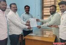 सोयगाव : येथील तहसील कार्यालयात शेतकऱ्यांच्या विविध प्रलंबित मागण्यांसंदर्भात निवेदन