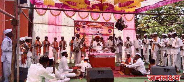 जवखेडे दुमाला येथे अखंड हरिनाम सप्ताहात ज्ञानेश्वरी पारायण सोहळ्याची ज्ञानेश्वर माउली कराळे यांच्या काल्याच्या किर्तनाने सांगता