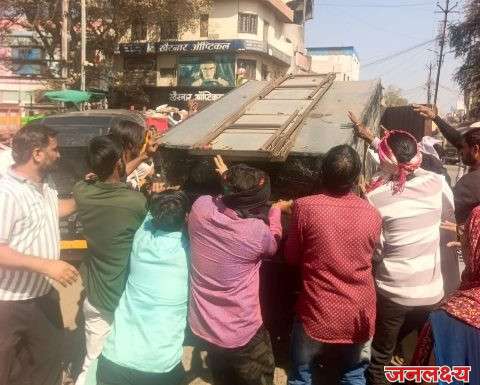 महापौरांचा दणका टॉवर चौकातील जैन मंदिरापुढील अतिक्रमण हटवले – महापालिकेच्या अतिक्रमण विभागाकडून कारवाई