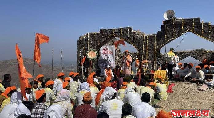 इतिहास घडला! छत्रपती संभाजीनगर जिल्ह्यात पहिल्यांदाच गडावर पार पडला शिवरायांचा अभिषेक; सोयगावकरांचा ‘स्वाभिमानी’ पायी सोहळा