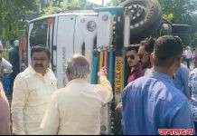 पाचोऱ्यात भरधाव ट्रकने उडवेल इलेक्ट्रिक पोल :ट्रक पलटी एक जखमी