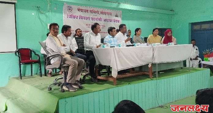 सोयगावात आढावा बैठकीत पाणीटंचाईचा मुद्दा गाजला; अधिकारी गैरहजर राहिल्याने नाराजी