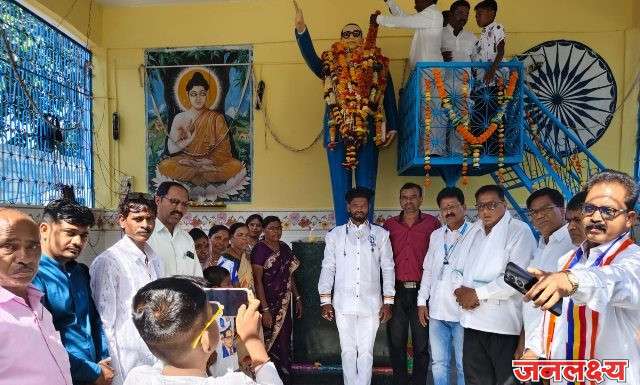 सोयगाव येथे भारतरत्न डॉ. बाबासाहेब आंबेडकर यांच्या १३५ व्या जयंती निमित्त विविध पक्ष संघटनेतर्फे अभिवादन