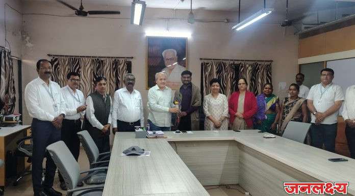 चोपडा महाविद्यालयात आयबीपीएसपीओ परीक्षा उत्तीर्ण विद्यार्थ्यांचा सत्कार