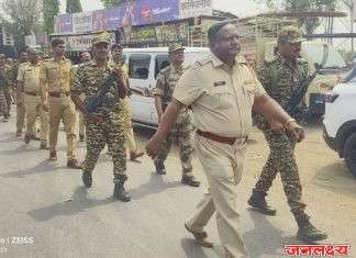 राहुरी- पाथर्डी विधानसभा पोट निवडणूक शांततेत पार पाडण्यासाठी पाथर्डी पोलिसांकडून मिरी,तिसगाव, करंजी भागात रूट मार्च