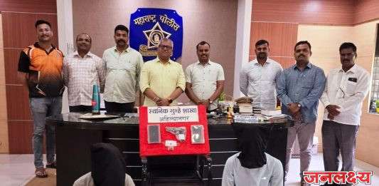 मुख्यमंत्री देवेंद्र फडणवीस साहेब यांच्या राहुरीतील सभेच्या दिवशी जवळ गावठी कट्टे बाळगणाऱ्या घोडेगाव- शनि शिंगणापूर येथिल दोन जणांच्या पोलीसांनी मुसक्या आवळल्या