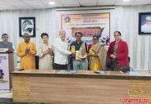 साहित्यिकांना समाजातील माणसेच मोठी करतात म्हणून माझ्या साहित्यातील पात्रांचा हा सन्मान आहे – साहित्य अकादमी पुरस्कार प्राप्त लेखक राजू बाविस्कर