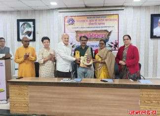 साहित्यिकांना समाजातील माणसेच मोठी करतात म्हणून माझ्या साहित्यातील पात्रांचा हा सन्मान आहे – साहित्य अकादमी पुरस्कार प्राप्त लेखक राजू बाविस्कर