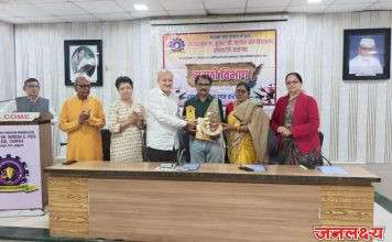 साहित्यिकांना समाजातील माणसेच मोठी करतात म्हणून माझ्या साहित्यातील पात्रांचा हा सन्मान आहे – साहित्य अकादमी पुरस्कार प्राप्त लेखक राजू बाविस्कर