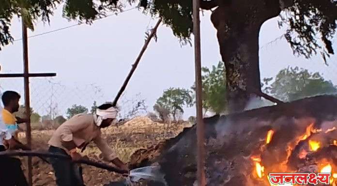 अचानक लागलेल्या आगीत अंजनाई गोशाळेचा चारा व साहित्य जळून खाक