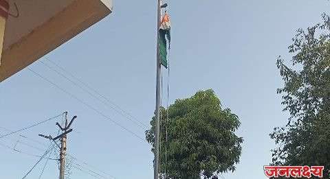पाटील विद्यालयात ध्वजारोहण