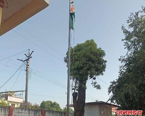 पाटील विद्यालयात ध्वजारोहण