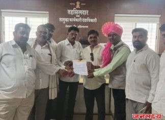मुंबई-पुणे या मिसिंग लिंक रोडला “हुतात्मा शिंग्रोबा धनगर मार्ग” असे नाव द्यावे म्हणून शेवगाव-पाथर्डीतील सकल धनगर समाजाचे मुख्यमंत्र्यांना साकडे