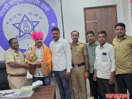 पाथर्डी पोलिस स्टेशनचे पोलीस काॅंन्स्टेबल निलेश दहिफळे यांची पोलिस उपनिरीक्षक म्हणून निवड झाल्याबद्दल त्यांचा पाथर्डी पोलिसांकडून सन्मान