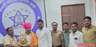 पाथर्डी पोलिस स्टेशनचे पोलीस काॅंन्स्टेबल निलेश दहिफळे यांची पोलिस उपनिरीक्षक म्हणून निवड झाल्याबद्दल त्यांचा पाथर्डी पोलिसांकडून सन्मान